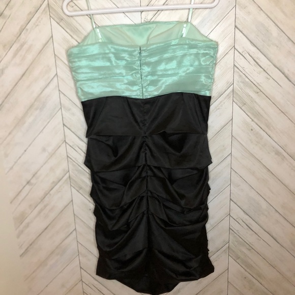Le chateau bodycon ruched strapless dress - Picture 2 of 8